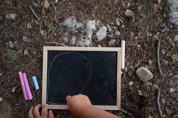 Tampilan Atas Gambar Anak Dengan Kapur Papan Tulis Kecil Lantai — Stok Foto