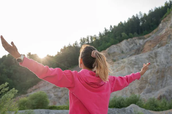 Young Woman Embracing Life Standing Nature Her Arms Spread Widely — Stock Photo, Image
