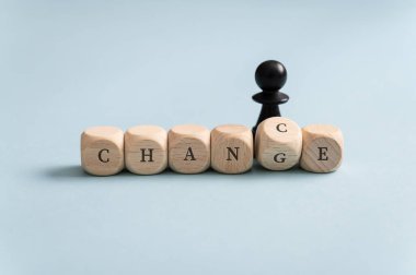 Satranç figürü, büyüme ve gelişimin kavramsal görüntüsünde Chance to Change 'den değişen bir işaretin yanında duruyor..