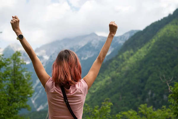 View Young Woman Hiker Lifting Her Arms Triumph Vith View — Stock Photo, Image