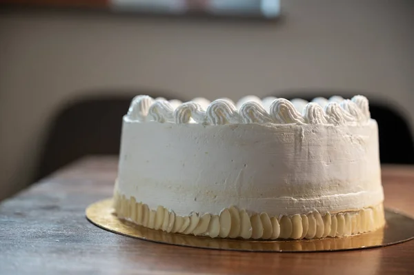 Leckerer Ganzer Veganer Kuchen Mit Sahnezuckerguss Auf Einem Heimischen Esstisch — Stockfoto