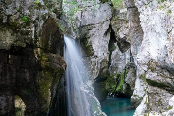 Imagen Borrosa Hermosa Cascada Gran Garganta Soca Río Esmeralda Slovenia — Foto de Stock
