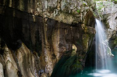 Soca Nehri 'nin kayalıklarının ve bulanık bir şelalenin güzel manzarası..