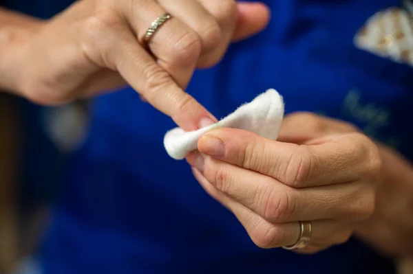 Closeup View Woman Cleaning Nail Polish Her Nails Cotton Pad — Stock Photo, Image