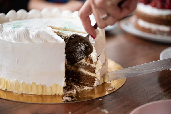 Widok Bliska Kobiety Cięcia Serwowania Pyszne Wegańskie Tort Urodzinowy Kremem — Zdjęcie stockowe