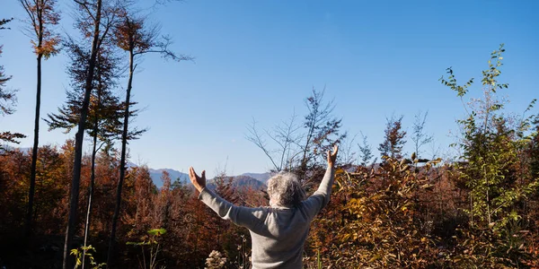 Kıvırcık Saçlı Yaşlı Adam Hayatının Düşüşünü Kollarıyla Kutluyor Renkli Sonbahar — Stok fotoğraf