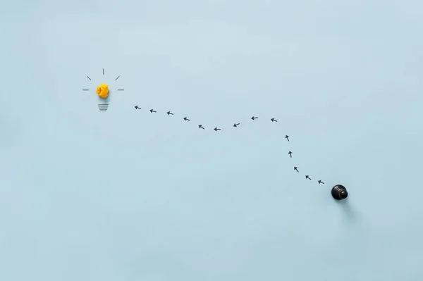 Знаки Стрілками Ведуть Лампочки Чорної Фігури Пішака Концептуальному Зображенні Бізнесу — стокове фото