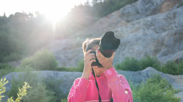 Fotógrafa Feminina Tirando Fotos Bela Natureza Cercada Por Pedras Pedreira — Fotografia de Stock