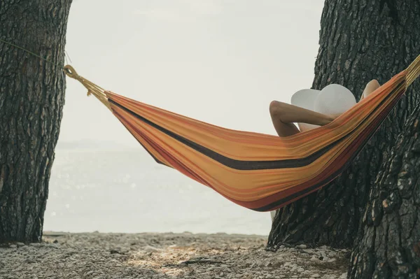 Woman Summer Hat Lying Hammock Trees Beach Relaxing Her Arms — Stock Photo, Image