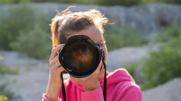 Giovane Fotografa Donna Piedi Fuori Scattare Una Foto Con Fotocamera — Foto Stock