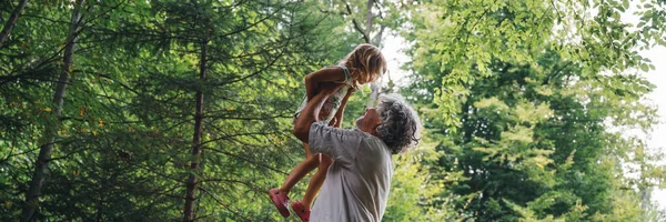 Weitwinkelbild Der Schönen Verbindung Zwischen Großvater Und Enkelin Opa Hebt — Stockfoto