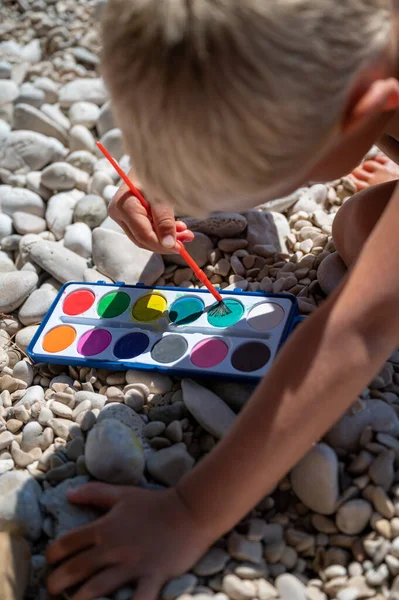 Menino Criança Pintando Pedras Com Cores Água Praia Seixos Dia — Fotografia de Stock
