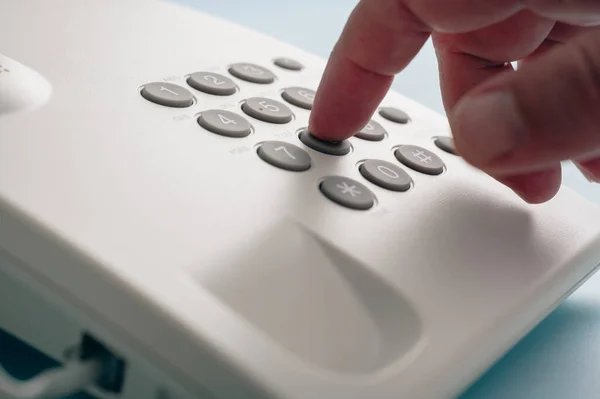 Close Weergave Van Mannelijke Vinger Kiezen Van Een Telefoonnummer Met — Stockfoto