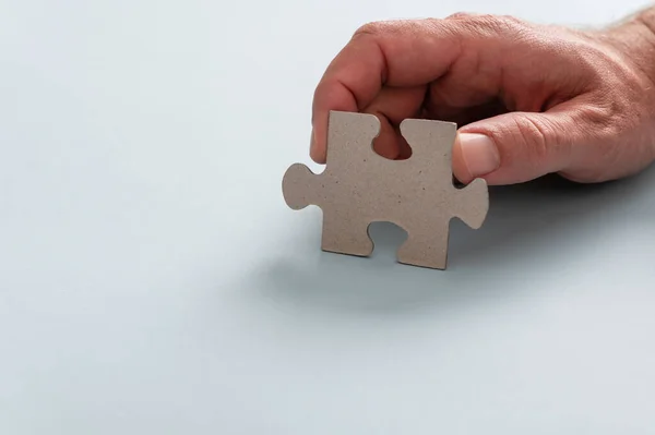 Mannelijke Hand Houdt Blanco Puzzelstukje Een Conceptueel Beeld Van Idee — Stockfoto