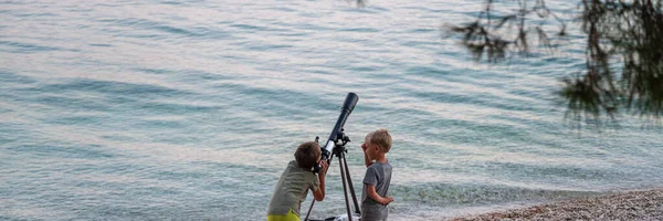 Obraz Dvou Chlapců Bratří Jak Dívají Dalekohledem Oblázkové Pláži Moře — Stock fotografie