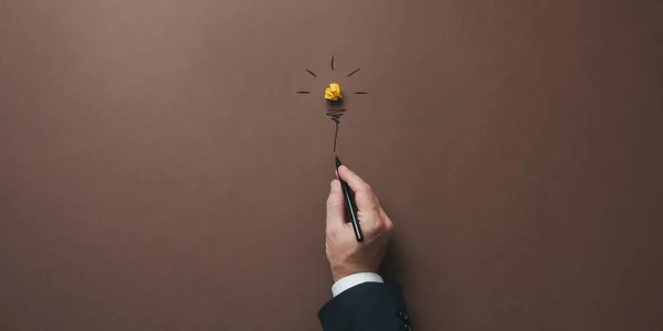 Χέρι Επιχειρηματία Που Ζωγραφίζει Μια Λάμπα Φτιαγμένη Από Κίτρινο Τσαλακωμένο — Φωτογραφία Αρχείου