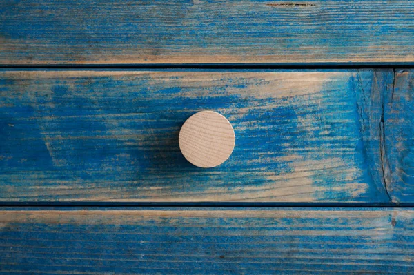Blank Wooden Cut Circle Placed Blue Textured Wooden Background — Fotografia de Stock