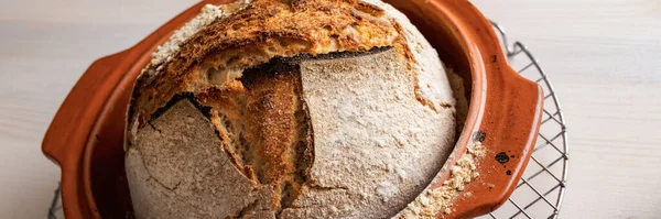 Ευρεία Άποψη Εικόνα Του Νόστιμα Τραγανό Σπιτικό Ψωμί Προζύμι Ψύξη — Φωτογραφία Αρχείου