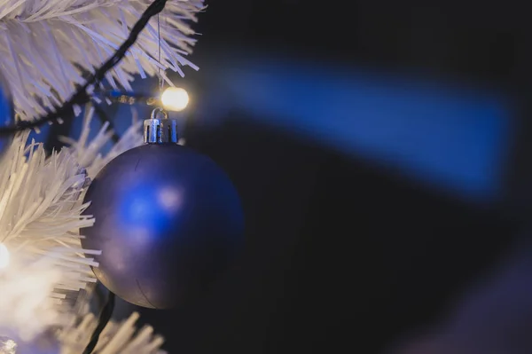 Nahaufnahme Der Blauen Weihnachtsbaumkugel Die Weißen Weihnachtsbaum Mit Leuchtenden Lichtern — Stockfoto