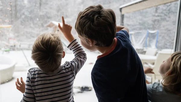 Drei Kinder Geschwister Blicken Aus Dem Fenster Und Zeigen Auf — Stockfoto