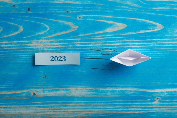 Origami Gjorde Papper Båt Dra 2023 Skylt Skuren Träplatta Över — Stockfoto