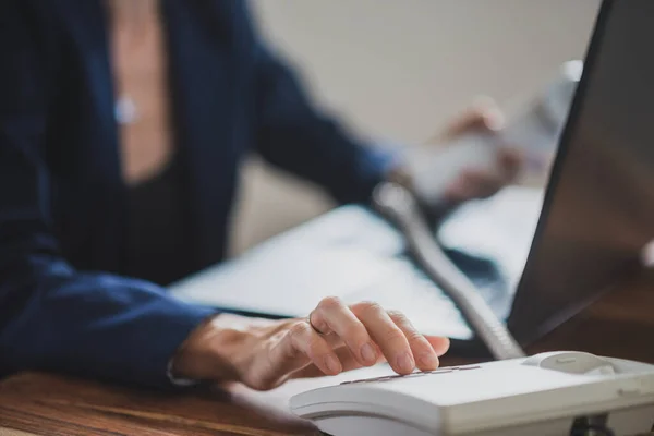 Femme Affaires Secrétaire Assis Son Bureau Composez Numéro Téléphone Utilisant — Photo