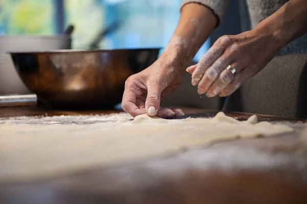 Vista Ángulo Bajo Una Mujer Que Prepara Masa Pastelería Casera — Foto de Stock