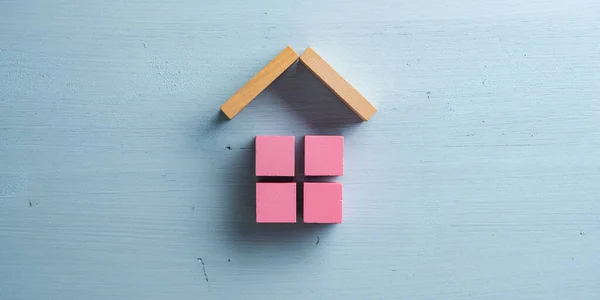 Ház Rózsaszín Blokkok Fölé Helyezett Pasztell Kék Háttér — Stock Fotó