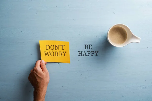 Nie Martw Się Bądź Szczęśliwy Znak Napisany Częściowo Żółtym Kawałku — Zdjęcie stockowe