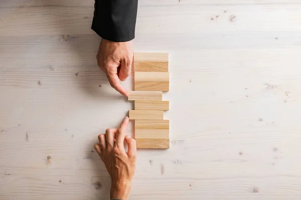 Manos Masculinas Femeninas Empujando Dos Clavijas Madera Blanco Una Pila — Foto de Stock