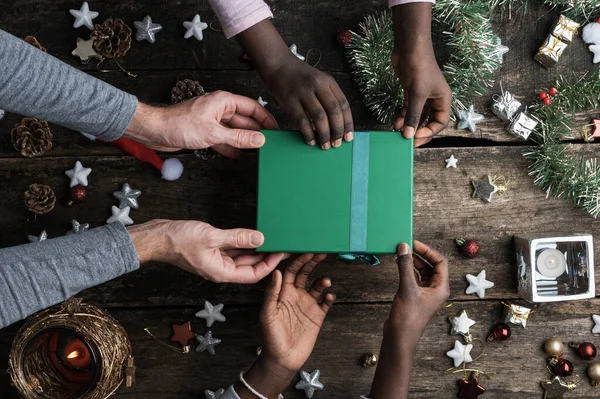 Kafkasyalı Bir Baba Siyah Renkli Kızlarının Noel Süslemeleriyle Dolu Kırsal — Stok fotoğraf