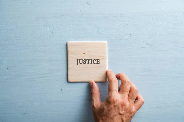 Word Justice Impreso Baldosas Madera Colocadas Sobre Fondo Azul Pastel — Foto de Stock