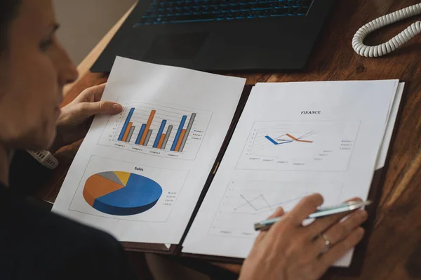 Schouder Bekijken Van Jonge Zakenvrouw Lezen Beoordelen Van Zakelijke Statistische — Stockfoto