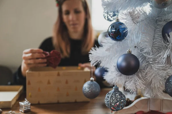 Fiatal Csomagolás Karácsonyi Ajándék Fehér Karácsonyfa Fényes Kék Baubles Koncentrálj — Stock Fotó