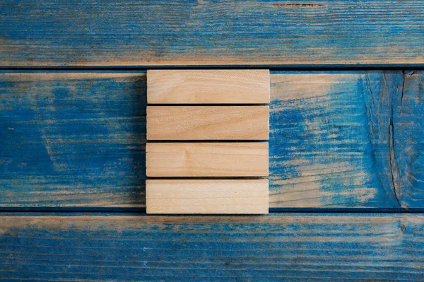 Hromada Čtyř Prázdných Dřevěných Bloků Nebo Kolíků Umístěných Starém Modrém — Stock fotografie