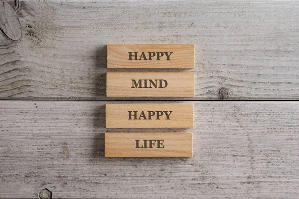 Happy Mind Happy Life Sign Geschrieben Auf Einem Stapel Von — Stockfoto