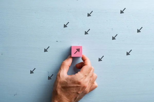 Schwarze Pfeile Blauen Holzhintergrund Geschnitten Mit Männlicher Hand Platzierung Rosa — Stockfoto