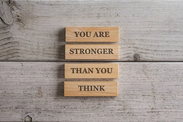 Jesteś Silniejszy Niż Myślisz Znak Napisany Stosie Czterech Drewnianych Kołki — Zdjęcie stockowe
