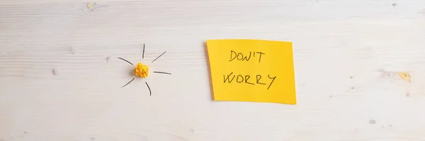 Weitwinkelbild Eines Gelben Papiers Mit Dont Worry Zeichen Darauf Auf — Stockfoto