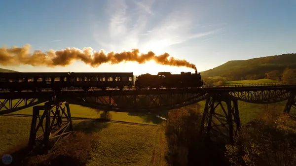 Harry Potor 'daki gibi köprüdeki tren. Eski Köprü 'de Eski Buhar Treni.