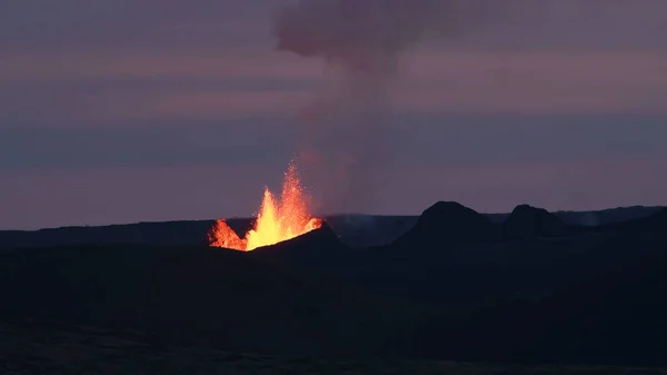 Vulkánkitörés Alkonyatkor Lava Fröccsenés Füst Vulcano Etna Kitörés Szicíliai Láva — Stock Fotó