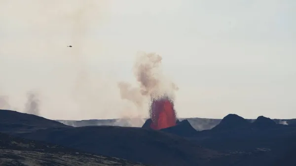 Éruption Volcan Sur Fond Ciel Bleu Avec Nuages Fontaine Lave — Photo