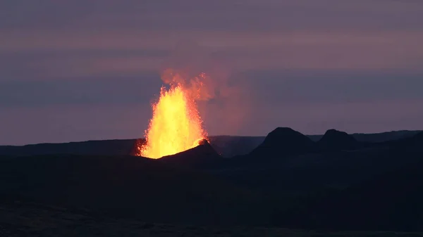 Vulkanausbruch Der Dämmerung Lava Splash Etna Ausbruch Sizilien Lava Natur lizenzfreie Stockfotos