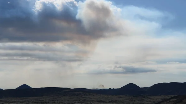 Vulkanausbruch Vor Blauem Himmel Lava Spritzt Rauch Vom Vulkan Ausbruch lizenzfreie Stockbilder