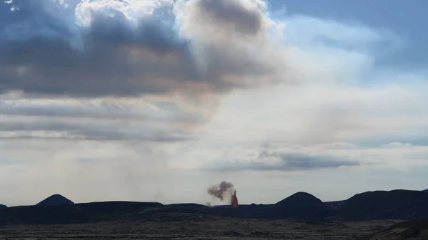 Ausbruch Eines Vulkans Vor Dem Hintergrund Eines Blauen Himmels Mit Stockbild