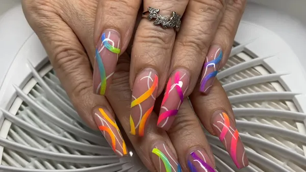 Kadının Ellerinde Fransız Manikürü Kadın Parmakları Manikür Tırnakları Yakınlarda Yaşlı — Stok fotoğraf