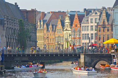 turistlerle dolu tekneler ghent nehir çapraz