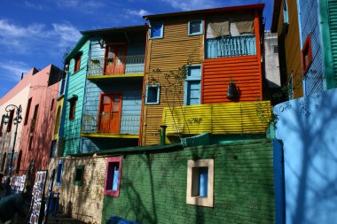 buenos aires turist alan binalarda açık renklerle boyalı