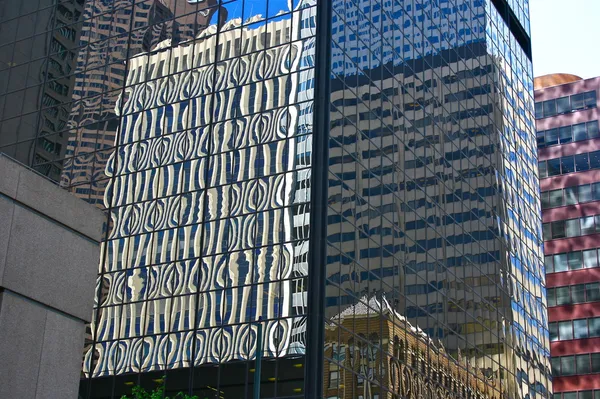 Bygga reflektioner i centrala denver, colorado — Stockfoto