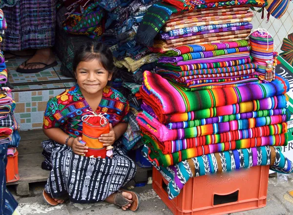 Mladá dívka v Guatemale trhu — Stock fotografie